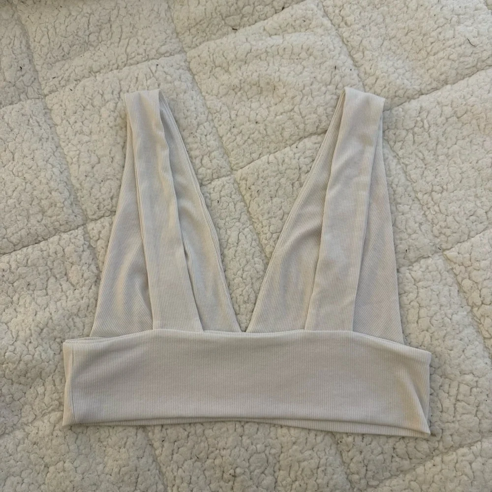 SHEIN white Ribbed V-Neck Crop Top - Picture 5 of 8